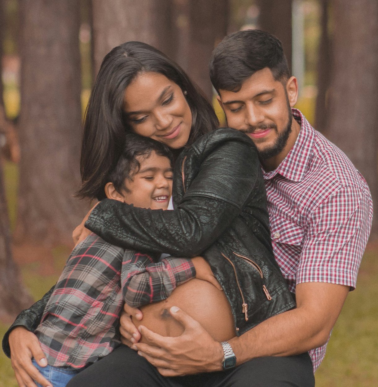Father Mother Child Unborn - PORTRAIT MODE - laercio-cavalcanti-JYJxLjvIGWY-unsplash